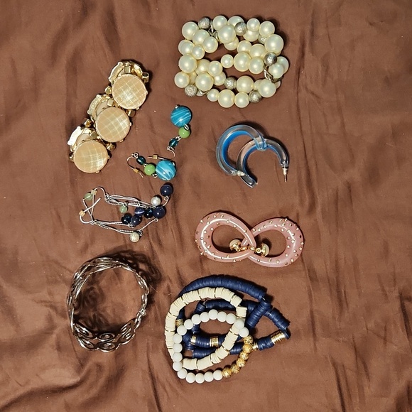 JEWELRY BUNDLE 4 pairs of earrings an4 bracelets.  New York & Co and marleylily - Picture 1 of 9